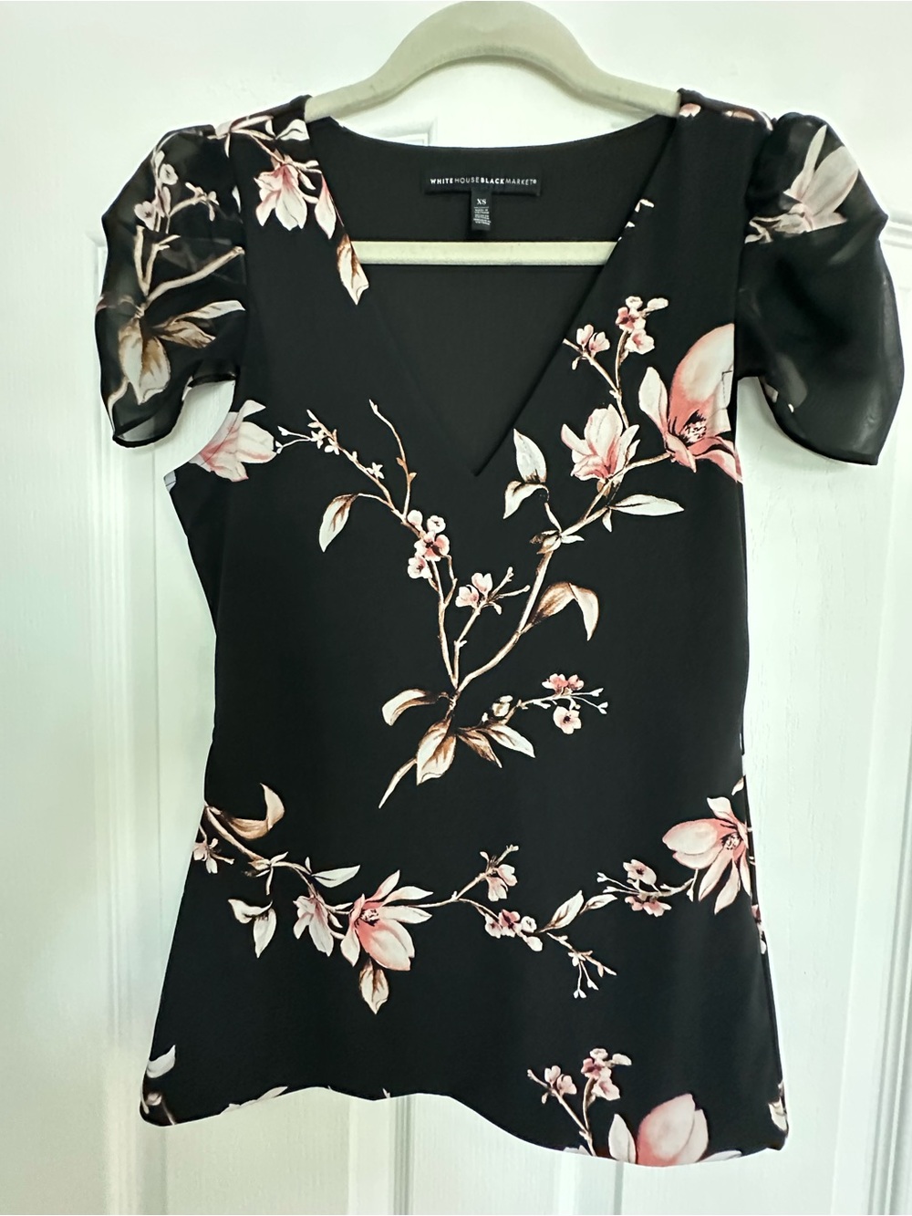 White House Black Market BRAND NEW Black Floral V-Neck Puff Sleeve Blouse